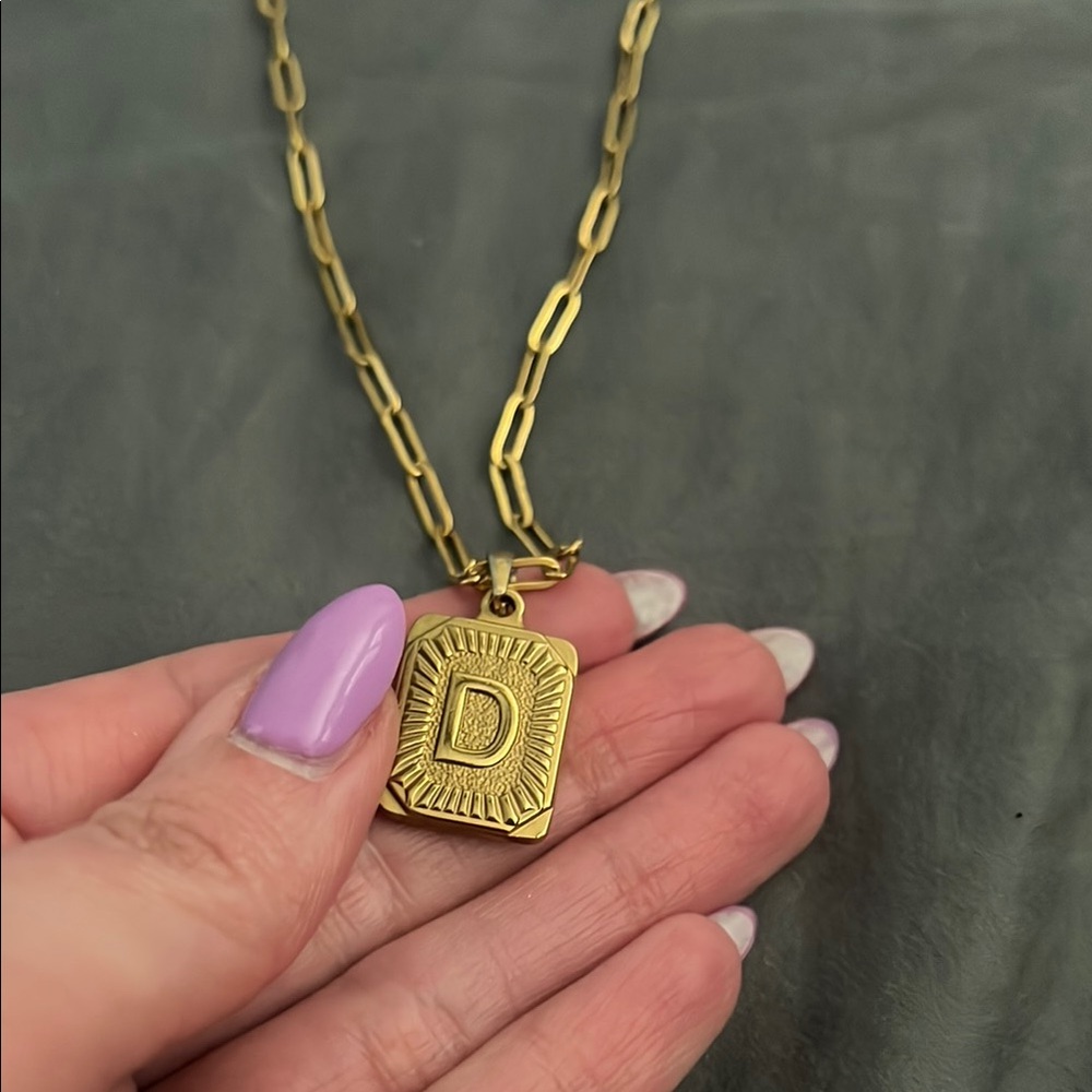 “D” D letter necklace in gold
